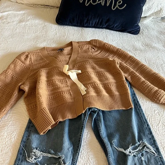 Express Tan Cardigan with Cream Bow - Picture 3 of 6